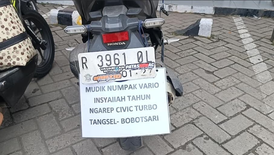 Kocak! Pemudik Pasang Tulisan Ingin Punya Civic Turbo di Motor Agar Didoakan Banyak Orang