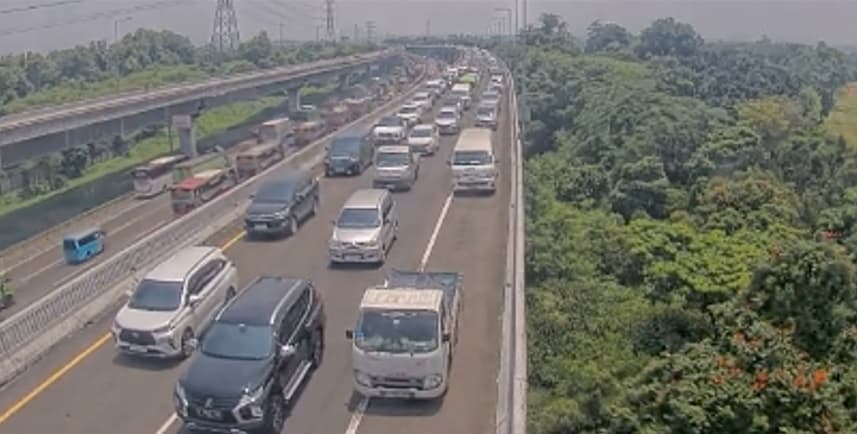 Puncak Arus Mudik Lebaran, Tol MBZ Arah Cikampek Macet