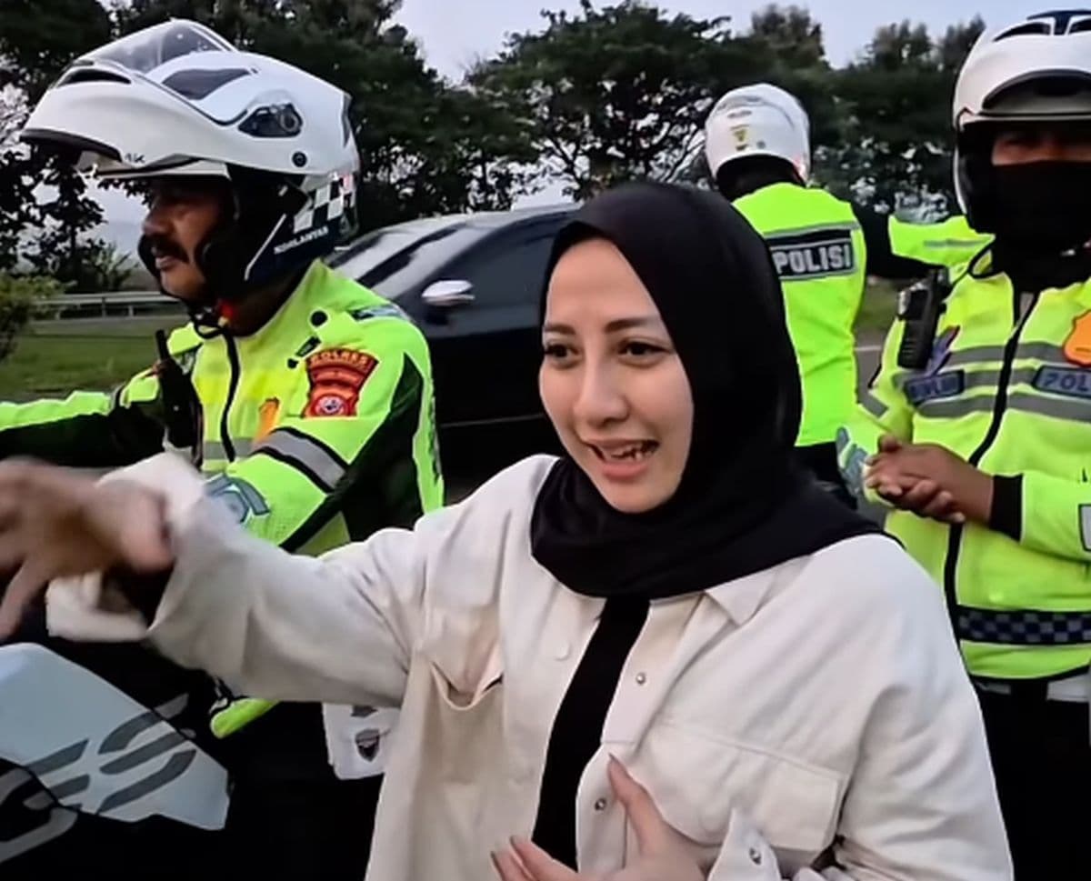 Momen Lucu Pemudik Ditinggal Ngacir Suaminya di Rest Area Tol Cipali, Akhirnya Diantar Polisi Naik Motor