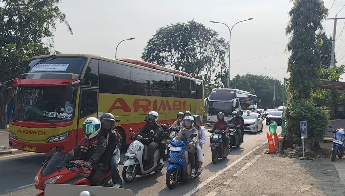 Arus Mudik di Jalur Cikarang&ndash;Karawang Padat, Ini Penyebabnya!