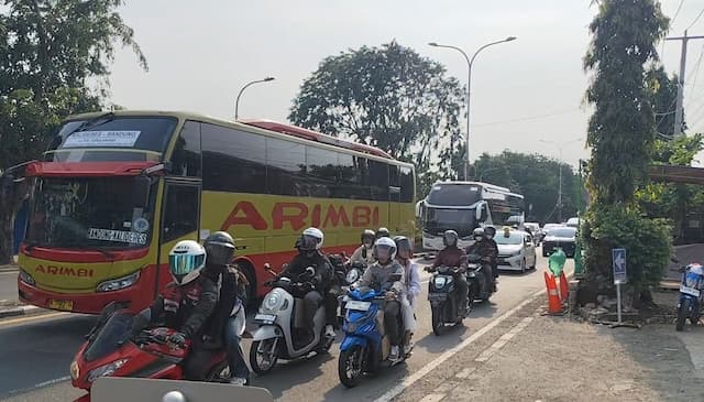 Arus Mudik di Jalur Cikarang&ndash;Karawang Padat, Ini Penyebabnya!