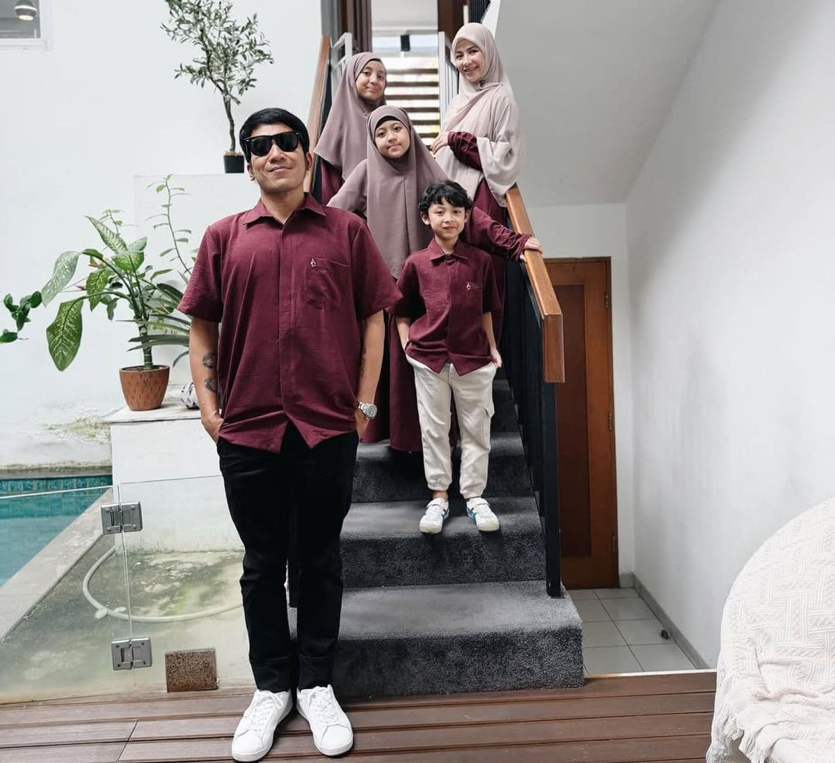 Desta, Natasha Rizky dan Anak-Anak Kompak Pakai Baju Kembaran di Momen Lebaran