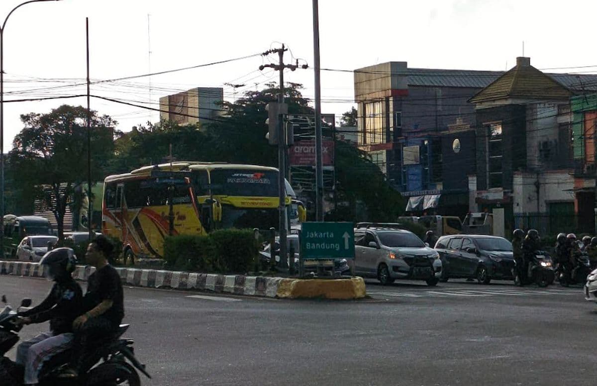 Truk dan Bus Dominasi Jalur Pantura Cirebon Efek Sterilisasi One Way
