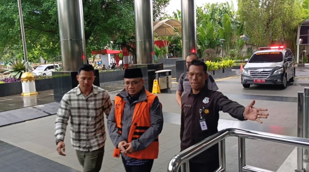 Yaqut Tiba di Gedung KPK dengan Tangan Tidak Terborgol, Kok Bisa?