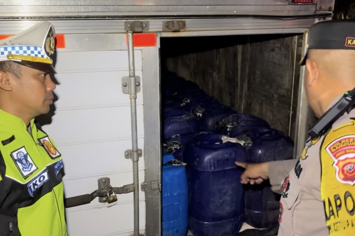 Kejar-kejaran di Soreang, Polisi Sita Ribuan Liter Tuak dari Mobil Boks saat One Way