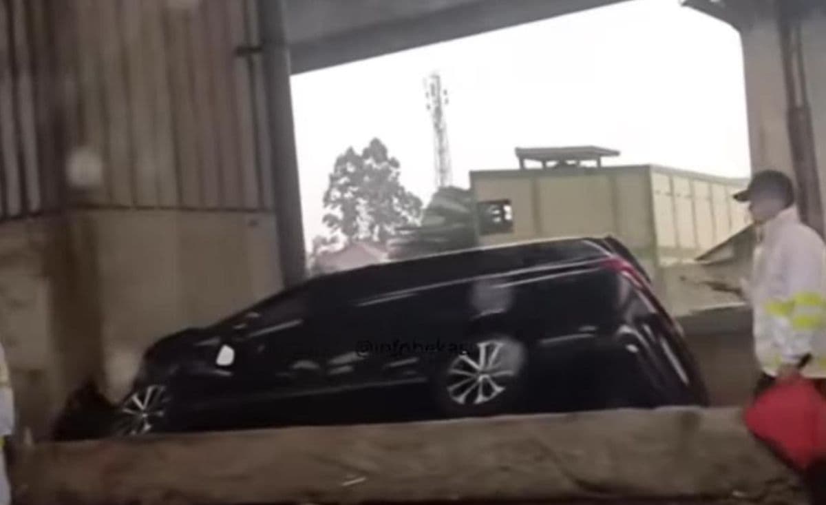 Tol Japek Macet, Ada Mobil Nyangkut Usai Seruduk Median Jalan