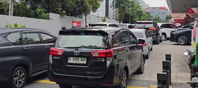 BBM Dikabarkan Naik 1 April Imbas Perang AS-Iran, Mobil dan Motor Serbu SPBU di Cikini