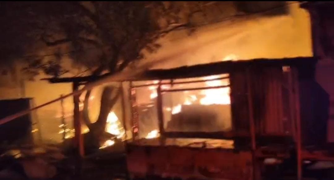 Kebakaran Diduga Landa Gudang LPG di Cimuning Bekasi, Warga Panik Berhamburan