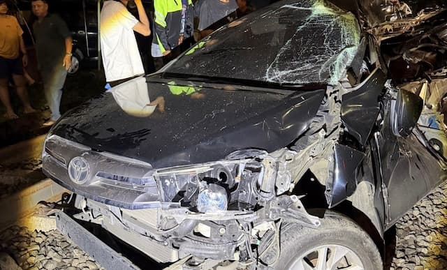 Innova Venturer Tertabrak KRL di Lintasan Bogor, Pengemudi Kabur dan Dicari Polisi