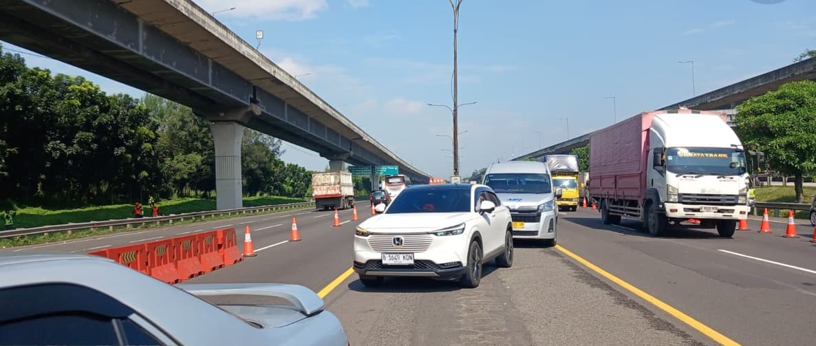 Libur Panjang, Contraflow Diberlakukan di Tol Cikampek Urai Kepadatan Kendaraan
