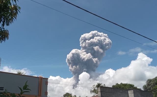 Gunung Dukono Meletus, Muntahkan Abu Vulkanik Setinggi 1,5 Kilometer