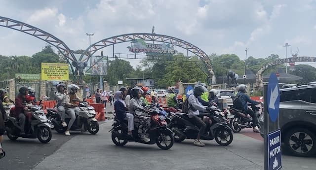 Libur Panjang Paskah, Arus Lalu Lintas di Kawasan Ragunan Macet