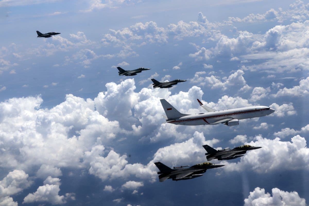 HUT Ke-80 TNI AU, Pesawat Kepresidenan Dikawal Empat F-16 dan Dua T50 Golden Eagle