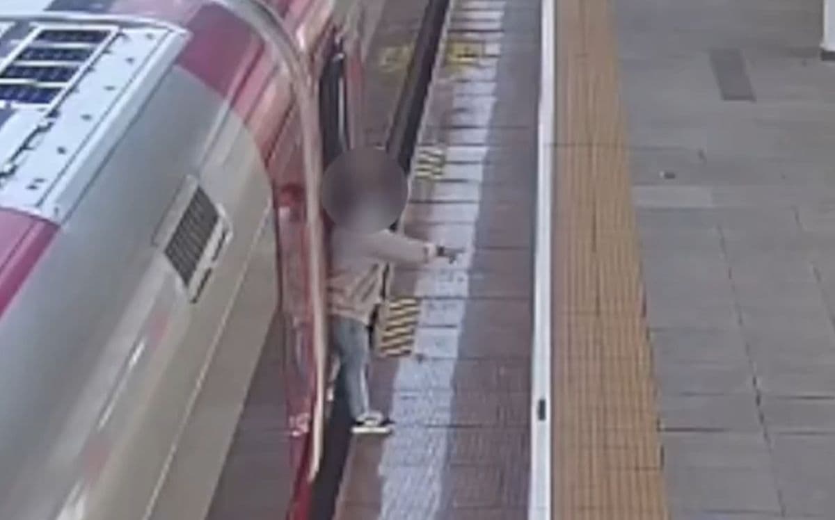 Duh! Penumpang Nekat Tahan Pintu Whoosh di Padalarang, KCIC: Kami Kecam Duh! Penumpang Nekat Tahan Pintu Whoosh di Padalarang, KCIC: Kami Kecam