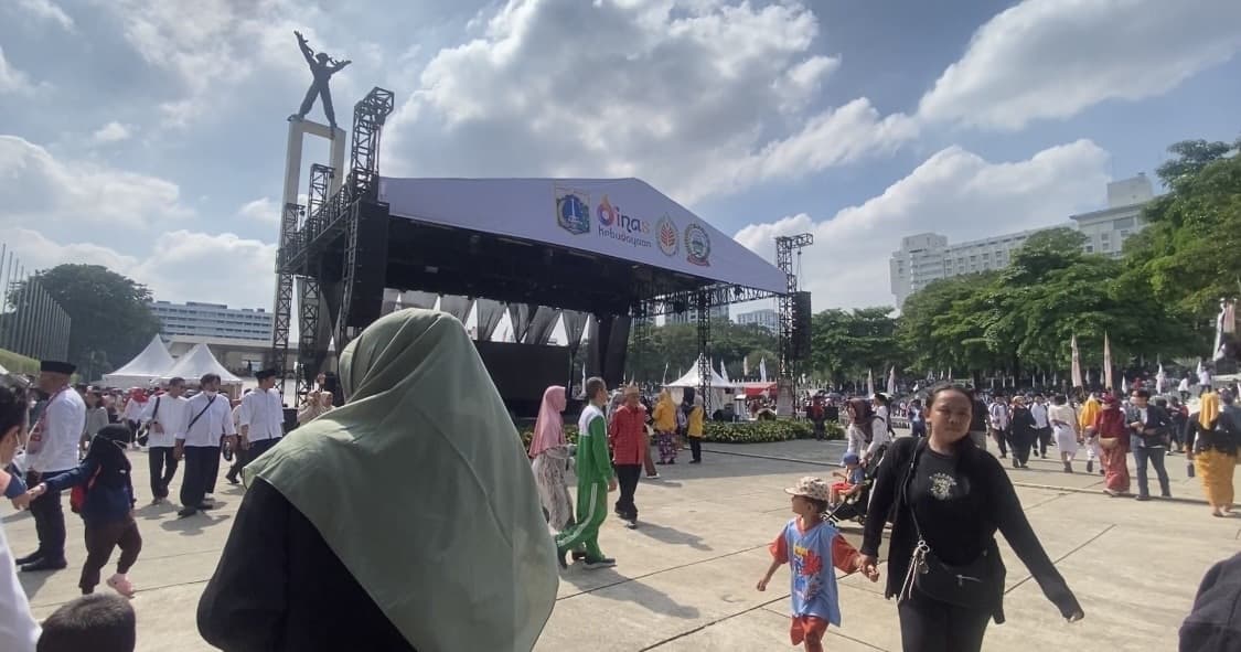Penampakan Ribuan Warga Meriahkan Lebaran Betawi 2026 di Lapangan Banteng Penampakan Ribuan Warga Meriahkan Lebaran Betawi 2026 di Lapangan Banteng