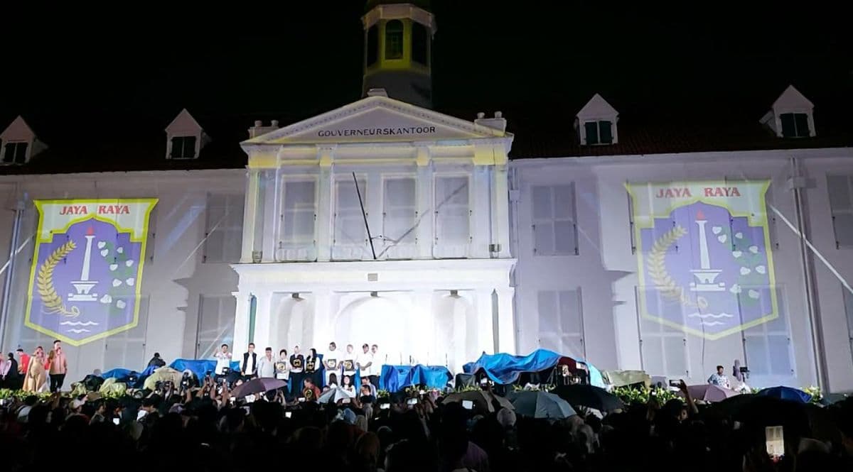 Hujan Tak Surutkan Antusias Warga Padati Halal Bihalal Jakarta di Kota Tua