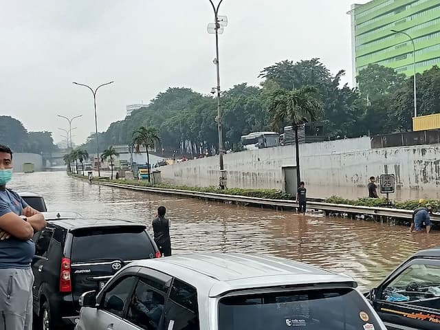 Hujan Ekstrem, Pohon Tumbang hingga Genangan Terjadi di Jalan Tol
