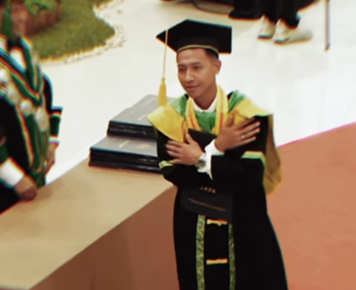 Selamat! Bintang Persib Bandung Beckham Putra Sandang Gelar Sarjana, Selebrasi Ice Cold saat Wisuda