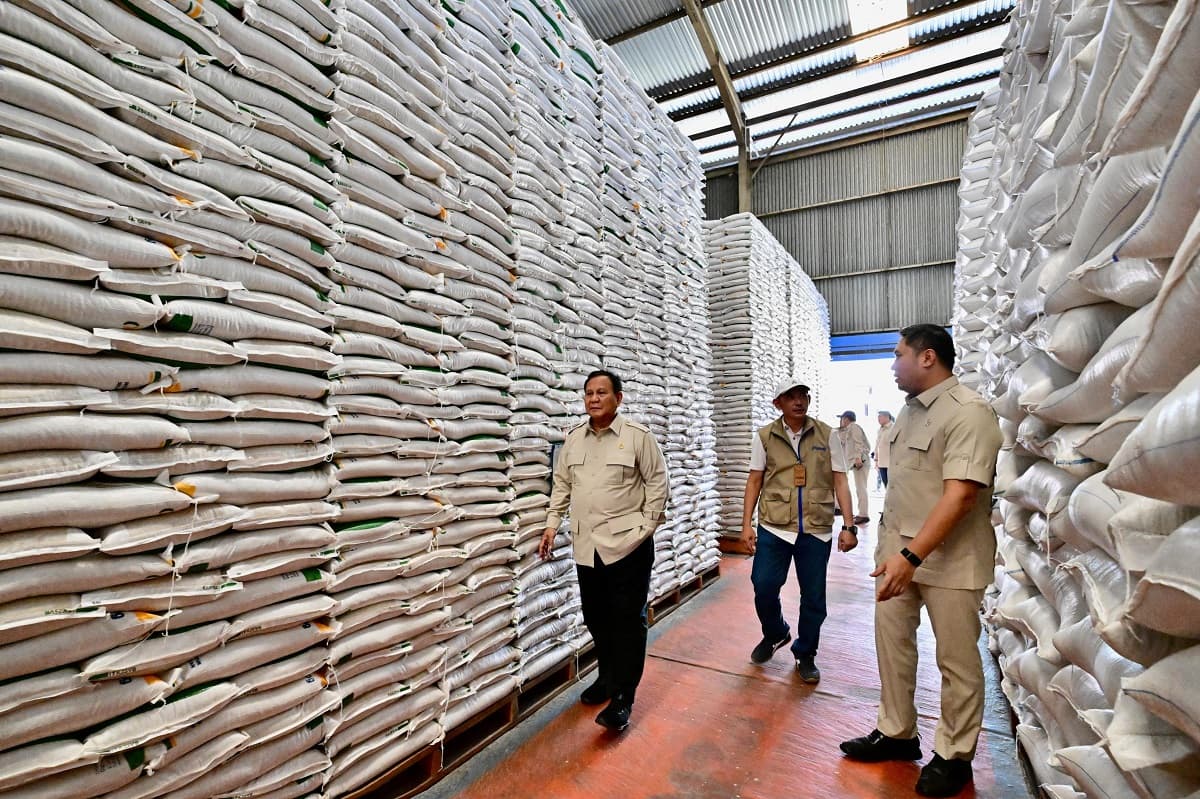 Prabowo Sidak ke Gudang Bulog Magelang, Pastikan Stok Beras Aman