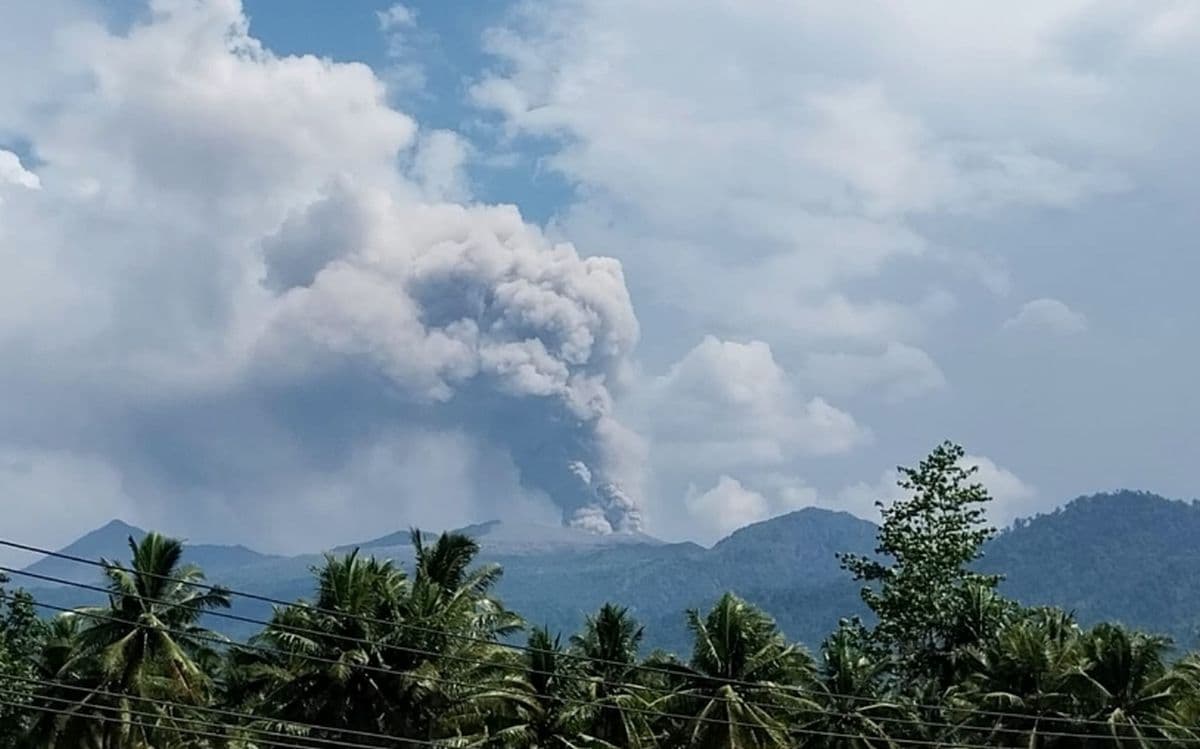 Gunung Dukono Erupsi, Kolom Abu Capai 1.000 Meter dari Puncak
