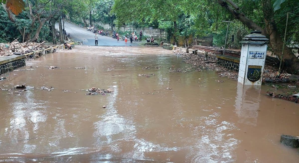 Kali Pesanggrahan Meluap, Akses Jalan Cinere-Pondok Cabe Terputus