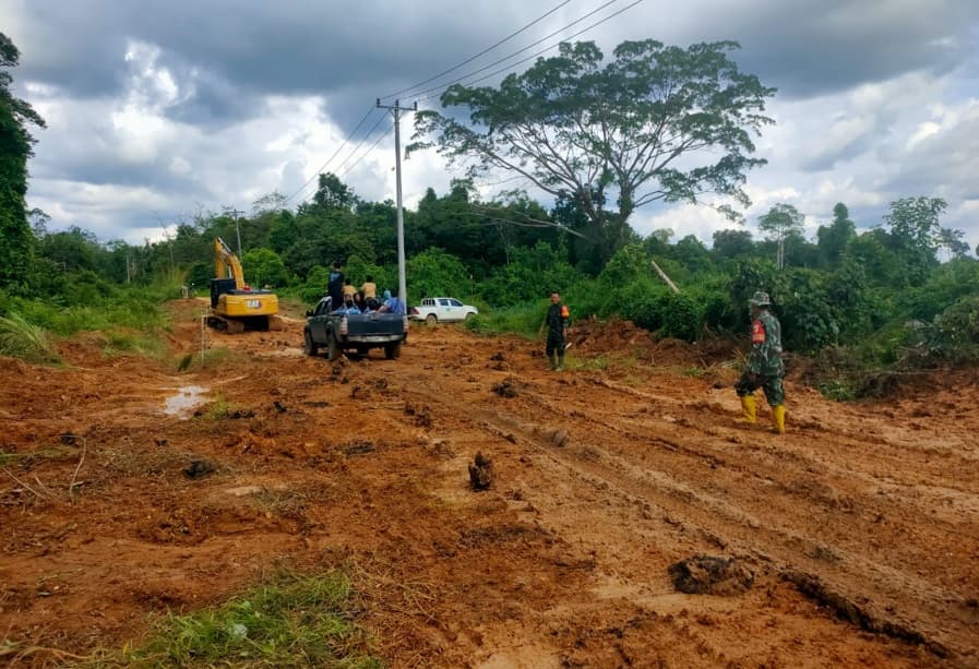 Prajurit TNI Tembus Daerah Terisolir, Bangun Jalan Desa hingga Buat Jembatan