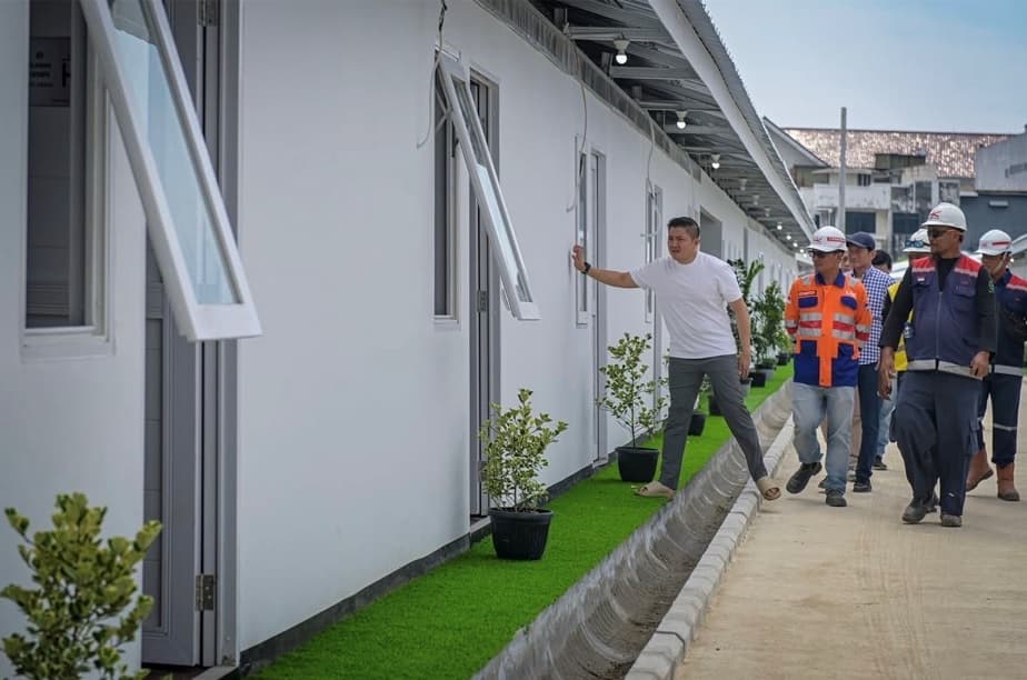 Seskab Teddy Cek Progres Hunian Warga Pinggir Rel di Senen, Ada Air Bersih hingga Taman Bermain