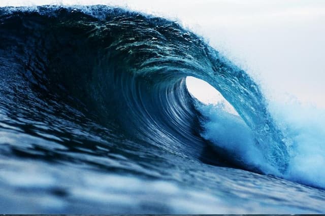 Waspada! Gelombang Sangat Tinggi 4 Meter Potensi Terjang Perairan RI pada 26-29 April