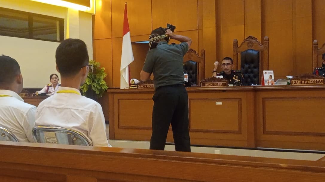 Anggota Kopassus Serka Nasir Peragakan Melilit Korban di Sidang Pembunuhan Kacab Bank