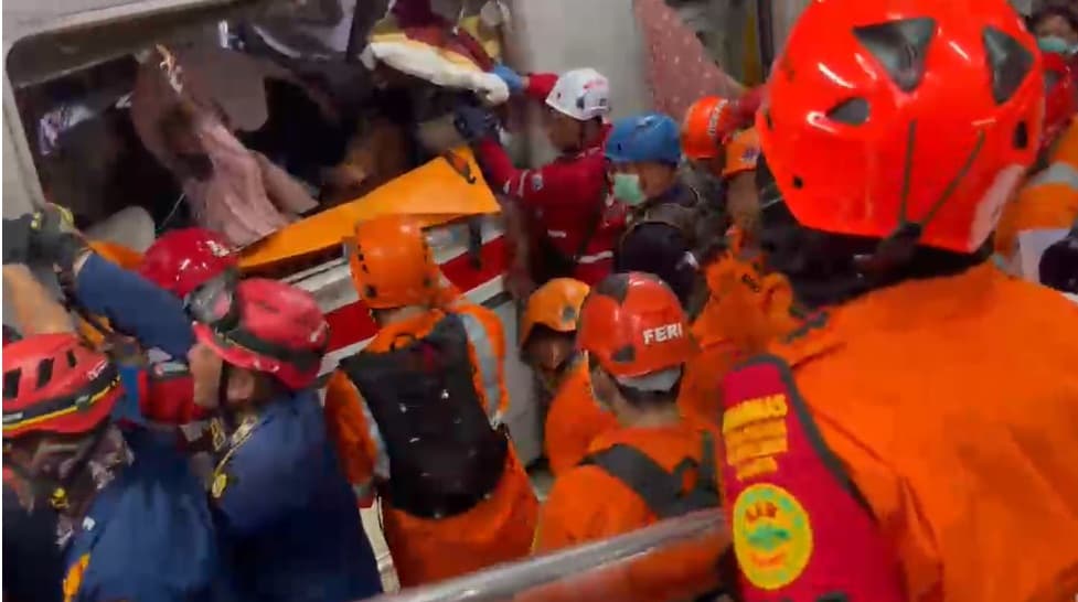 Sambangi Lokasi Kecelakaan Kereta di Bekasi, Dasco Ungkap Hambatan Proses Evakuasi