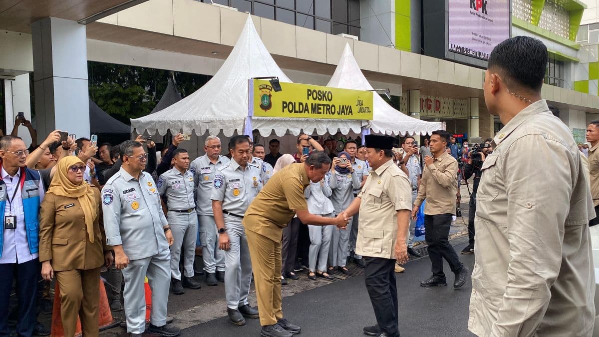 Prabowo Jenguk Korban Kecelakaan Kereta Bekasi Timur di RSUD Kota Bekasi