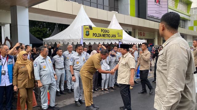 Prabowo Jenguk Korban Kecelakaan Kereta Bekasi Timur di RSUD Kota Bekasi