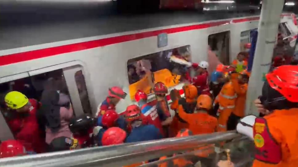 Tragedi Kecelakaan Kereta di Bekasi, Kapolda Metro: Tujuh Korban Masih Terjebak!