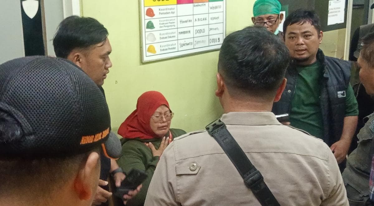 Tangis Keluarga Korban Tewas Tabrakan Kereta Pecah di RSUD Bekasi