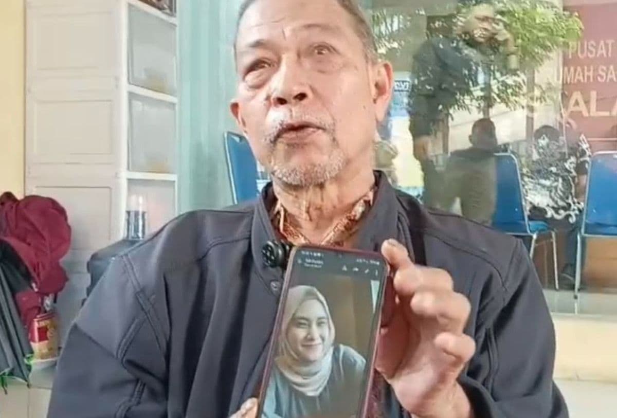 Pilu di RS Polri, Tangis Keluarga Korban Kecelakaan Kereta Bekasi Pecah Menunggu Kabar