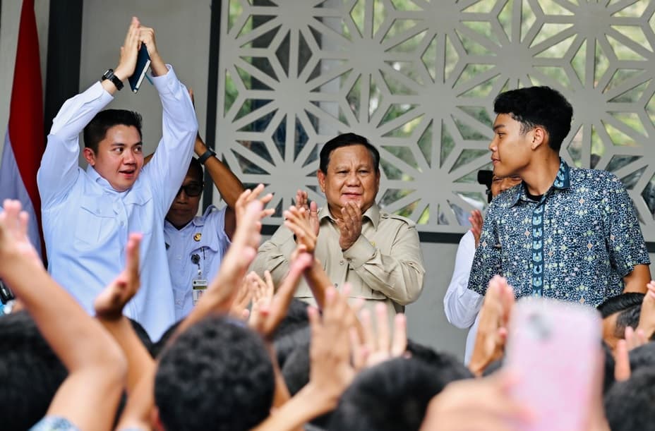Momen Prabowo Nyanyi Lagu Nasional Bareng Siswa SMA Cilacap