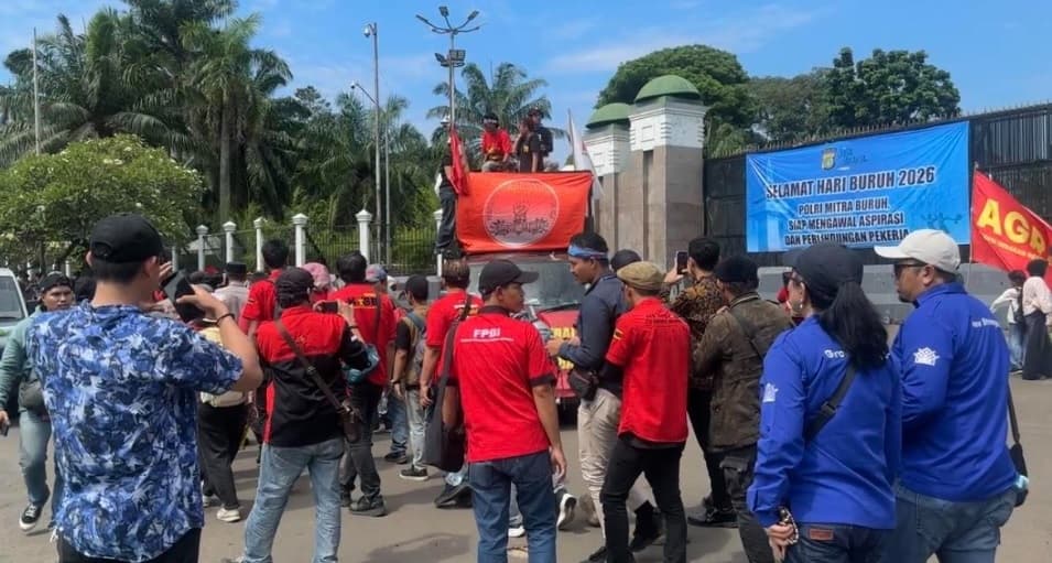May Day 2026, Ribuan Buruh Geruduk Gedung DPR RI Suarakan Aspirasi