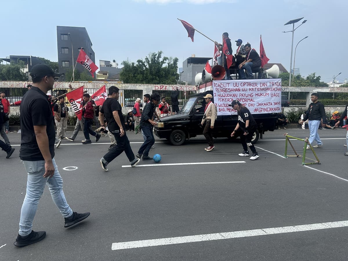 Momen Buruh Main Bola dengan Polisi saat Demo di DPR