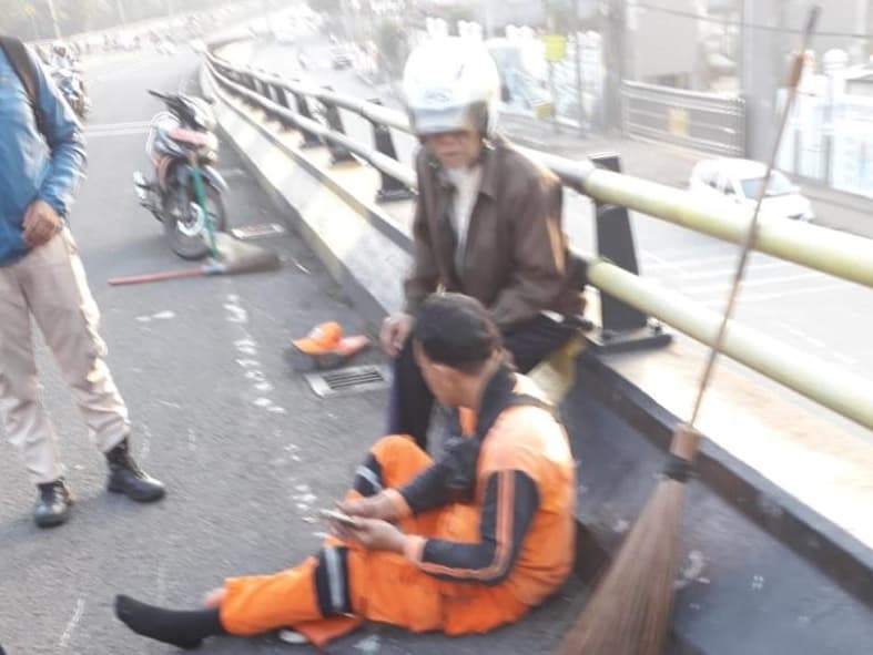 Petugas PPSU Ditabrak di Flyover Pasar Rebo