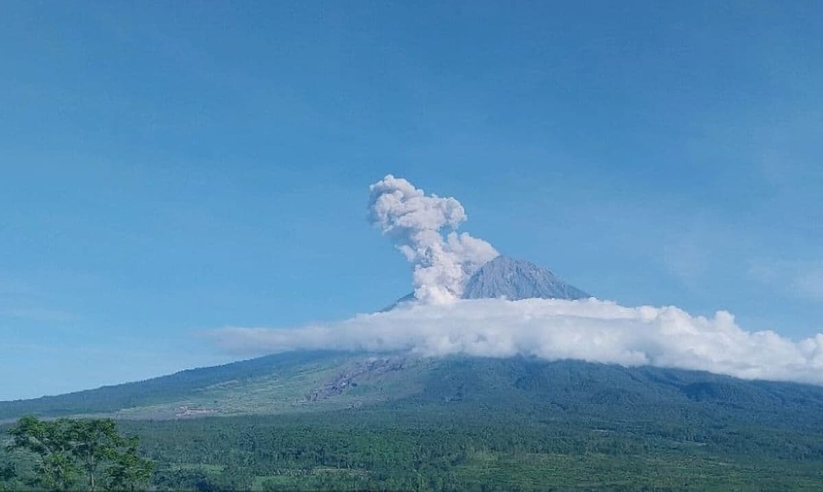 Gunung Semeru Meletus, Disertai Awan Panas Guguran Sejauh 2.000 Meter