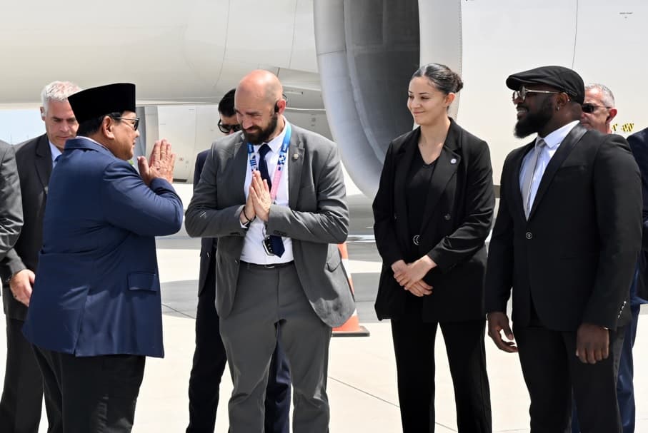 Momen Prabowo Foto Bersama Pengawal Prancis Sebelum ke Tanah Air