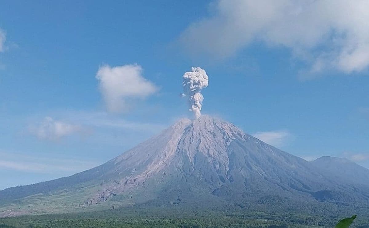 Gunung Semeru Erupsi Pagi Ini, Lontarkan Abu Vulkanik 1.300 Meter