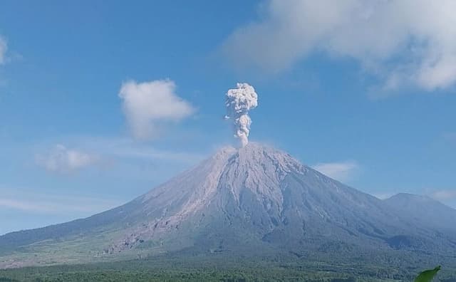 Gunung Semeru Erupsi Pagi Ini, Lontarkan Abu Vulkanik 1.300 Meter