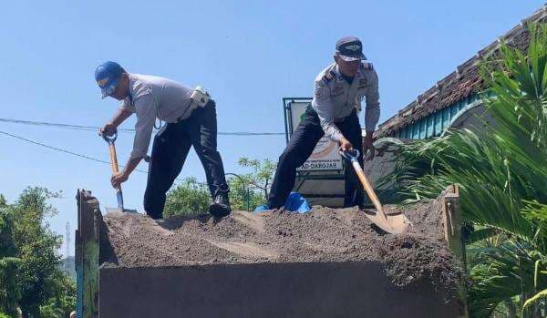 Tegas! Petugas Dishub Ponorogo Turunkan Muatan Truk ODOL Angkut Hasil Tambang Tegas! Petugas Dishub Ponorogo Turunkan Muatan Truk ODOL Angkut Hasil Tambang