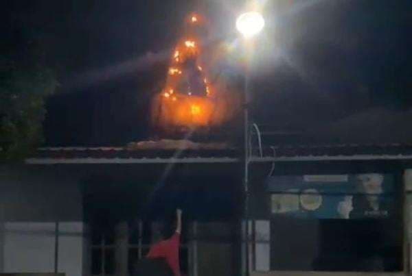 Kejatuhan Balon Udara, Rumah Warga di Ponorogo Terbakar Atapnya Kejatuhan Balon Udara, Rumah Warga di Ponorogo Terbakar Atapnya