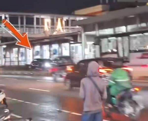 Viral Transjakarta Adang Mobil Lawan Arah di Matraman, Ini Kata Polisi