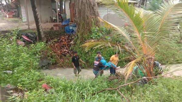 Diduga Ngantuk, Dua Pemotor Terjun ke Kali di Cihara Lebak