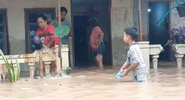 Terendam Banjir, Aktivitas Belajar SDN Kademangan 3 Jombang Diliburkan, Siswa Belajar Daring