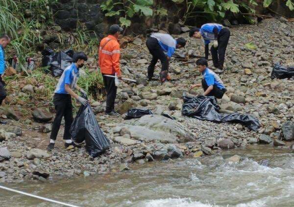 Lestarikan Lingkungan, Enchanting Valley Ajak Warga Bersihkan Sungai Ciliwung