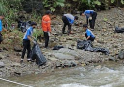 Lestarikan Lingkungan, Enchanting Valley Ajak Warga Bersihkan Sungai Ciliwung